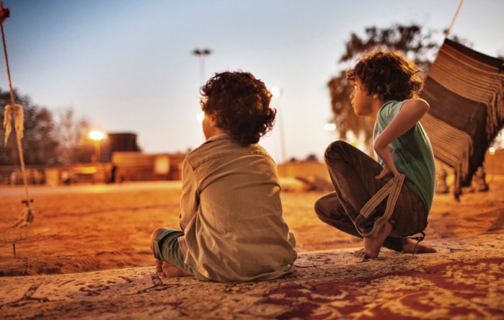 enfants dans le désert de Dubaï